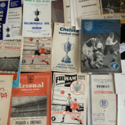 Amateur Cup Semi Final Football Programmes: 1949 Bromley v Leytonstone, 1951 Pegasus v Hendon, 1956 Dulwich v Corinthians and more. Good condition with instructions to sell. (23)