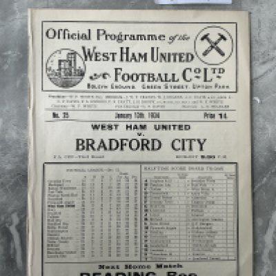 33/34 West Ham v Bradford City Football Programme: Excellent condition ex bound white FA Cup programme with no team changes. 