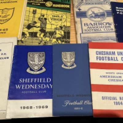 Football Club Handbooks: Very wide range of clubs in this collection including Barrow 50/51, Sheffield Wednesday 60/61, 61/62, 68/69, Chesham + Canvey 64/65, Norwich + Chelsea 68/69, Bolton 60/61. The rest 70s onwards in good condition with instructions to sell. (90)