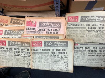 1960s Football Newspapers: 25 Sunderland Echos from 1960 to 1966 plus 40 Manchester Pink from 1963 to 1966. Interesting full papers particularly for Man Utd in their championship season. (65)