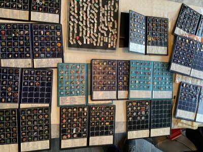 Massive Football Badge Collection: Beautifully displayed in folders with most badges identified with an index . Majority 70s with some earlier but hard to be exact with many smaller foreign clubs. Additionally there is a full set of World Cup 2014 teams and some English teams. Never seen such a lovely organised collection with a folder for most European countries plus some African, South American etc. Must view with full list of how many from each country online. (est 1725)