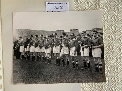 1945 Chelsea v Moscow Dynamo Football Press Photo: Press stamp and annotation to rear although produced after the year in question. 10 x 8 photo depicts the Chelsea players holding flowers given to them by their Russian opponents.
