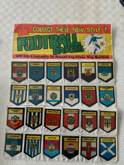 Babs Football Club Shields Football Cards: 3 complete sets of 24 cards in original display folder. Very good. (72)