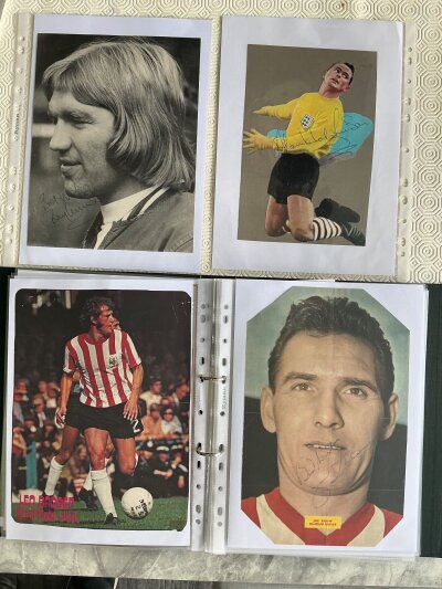 Sheffield United + Sheff Wednesday Football Magazine Pictures: Various sizes with many 60s and 70s undedicated autographs. ( est 70)