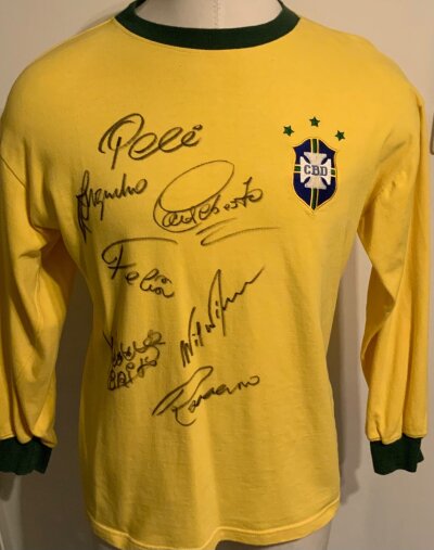 Brazil 1970 World Cup Squad Signed Football Shirt: Yellow long sleeve replica shirt signed by 7 including Pele Alberto and Rivelino.