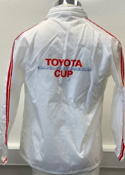 Liverpool Player Worn Track Jacket: Issued for the Intercontinental Club Championship Final v Independiente. Showerproof rain jacket with rear stating Toyota Cup which was the Champions of Europe v the Champions of South America. Issued to a Liverpool player for the final. Rare item. Size: medium