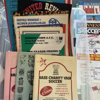 Friendlies + Testimonial Football Programmes: Collection of approximately 130 different issues. Includes Arsenal v Hapoel 51/2, Portuguesa 53/4, Grasshoppers 54/5, Tottenham v FC Austria 1953/4, PSV v Arsenal 59/60, Manchester United v Olympic X1 63/4, Hull City 72/3 etc. Wide range of eras and clubs. Mainly 1960s onwards. Includes League v Non League, Foreign and more. (Est 130)