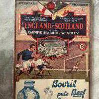 1932 England v Scotland Football Programme: Good condition with no team changes. Staples removed not rotted away. 1932 written to cover and light fold.