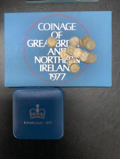 1977 Uncirculated coin set, Boxed crown, 3 pence coins.