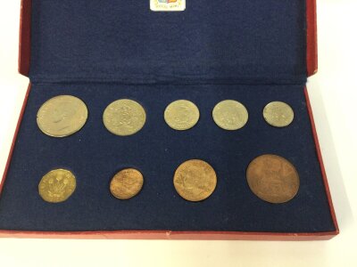 1950 8 coin cased set.