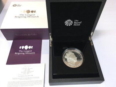 A Boxed 5OZ Silver 2015 The Longest Reigning Monarch Coin.