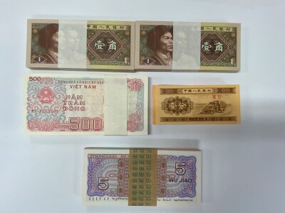 Banknote bundles, 1 x 2 /5 Zhongguo Renmin Yi Jao (100) 1988 Vietnam Dong notes (100) etc.