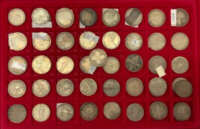 A varied collection of British coinage, approx 800g. Shillings, Florins, Six Pence, etc.