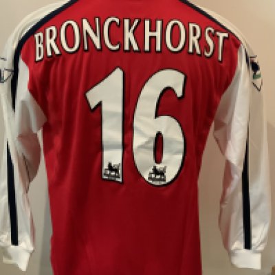 Arsenal 2001 - 2002 Match Worn Home Football Shirt: Nike red long sleeve shirt with Dreamcast sponsorship. Bronckhorst 16 to rear and Premier League badging to sleeve. Worn by Van Bronckhorst v Leicester on 23 1 2002 with a COA signed by him.