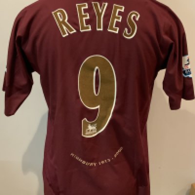 Arsenal Reyes 2005 - 2006 Match Worn Redcurrant Home Football Shirt: Nike short sleeve shirt with 02 sponsorship. Reyes 9 to rear and Premier League badging to sleeve. Worn by the late great Spanish International Reyes in the final season at Highbury. Direct from top source who we know.