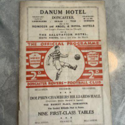32/33 Doncaster Rovers v Hull City Football Programme: Division 3 programme in good condition with no team changes. Back page has tiny piece missing from border.