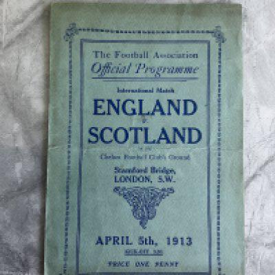 1913 England v Scotland Football Programme + Ticket: Full International played at Chelsea. 4 page programme has an ex tape mark inside but is otherwise good with light fold. Ticket is very good with corresponding 5th April 1913 date and teams printed. (2)