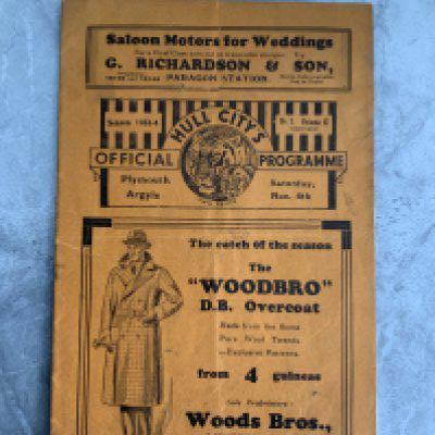 1933 - 1934 Hull City v Plymouth Argyle Football Programme: Excellent condition first team programme with no team changes. Staple removed not rotted away.