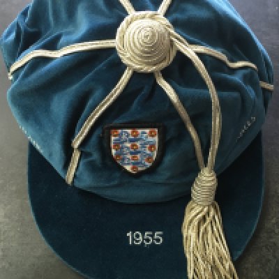 Frank Blunstone Chelsea Footballer 54/55 England International Cap: Full blue International cap with 3 Lions to front and tassel. Peak reads 1955 with the words Wales and Scotland sewn into cap. This was awarded for the two home nations matches played in his 1st division winning season versus mentioned opponents with Wales being his debut. Please note this cap was re issued by the FA later as a replacement as differs to the original 1950s caps. Very good. Made by Toye Kenning and Spencer Ltd.