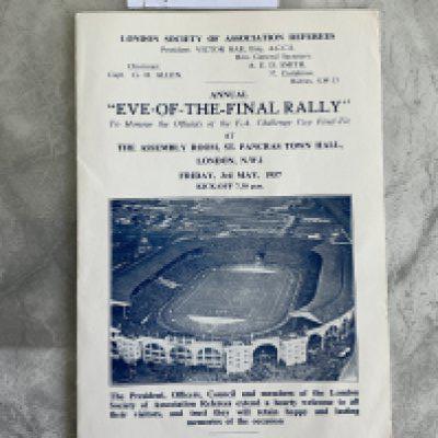 1957 FA Cup Final Eve Of Rally Football Programme: 4 page card for the Aston Villa v Manchester United final. Eve of the final rally is an annual event attended by the referee and linesmen in London the night before the final. Excellent.