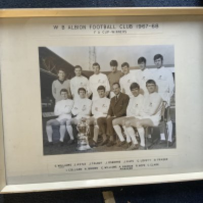 European Competition Football Programmes: Massive quantity of friendlies and European matches in alphabetical order with many being played abroad. There are 17 boxes so a must view as some very nice issues indeed. Mostly British clubs. Possible business opportunity. Incredibly this is to be sold with instructions to sell. (Est 1400)