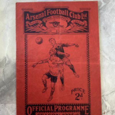 1925 - 1926 Arsenal v Leeds United Football Programme: Good condition league match dated 26 9 1925. Folding with score and scorers noted to team page. No team changes.