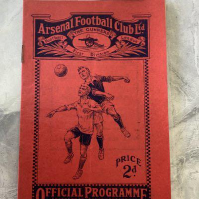 1925 - 1926 Arsenal v Everton Football Programme: Good condition league match dated 31 10 1925. Rusty staples holding firm. No team changes. Light fold.