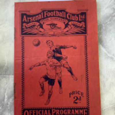 1925 - 1926 Arsenal v Notts County Football Programme: Good condition league match dated 25 12 1925. Rusty staples now removed. No team changes but score written.