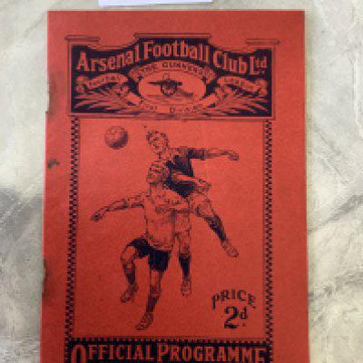 1925 - 1926 Arsenal v Wolves Football Programme: Fair condition FA Cup match dated 13 1 1926. Rusty staples rotted away leaving holes. No team changes.