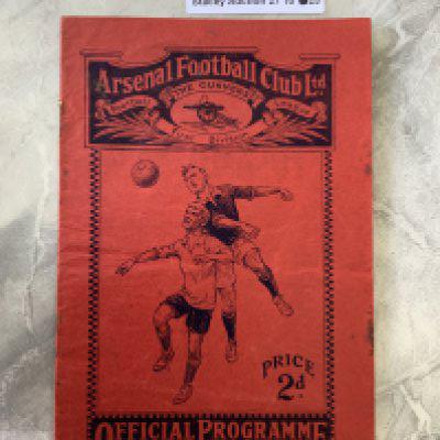 1925 - 1926 Arsenal v Burnley Football Programme: Good condition league match dated 3 2 1926. Rusty staples now removed leaving rust mark. No team changes.