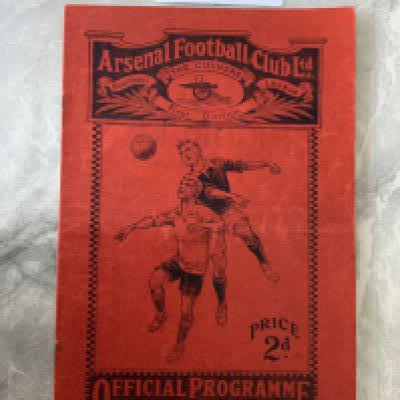 1925 - 1926 Arsenal v Aston Villa Football Programme: Good condition league match dated 5 4 1926. Rusty staples now removed. Team changes and score to centre page.