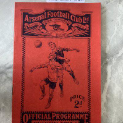 1925 - 1926 Arsenal v Huddersfield ( Champions ) Football Programme: Excellent condition league match dated 17 4 1926. Team change and scorers noted to centre page. Tiny scuff to rear.
