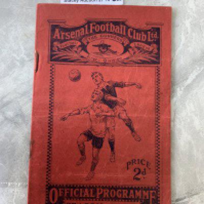 1929 - 1930 Arsenal v Leeds United Football Programme: Good condition league match dated 31 8 1929. One rusty staple still intact. No team changes.