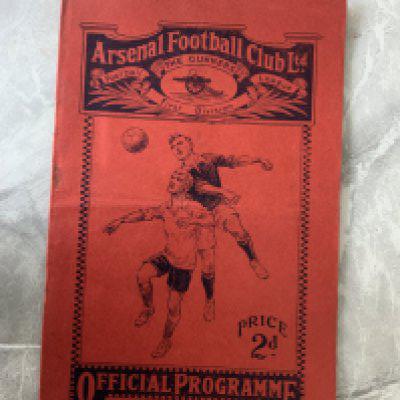 1929 - 1930 Arsenal v Burnley Football Programme: Excellent condition league match dated 14 9 1929. Team changes.