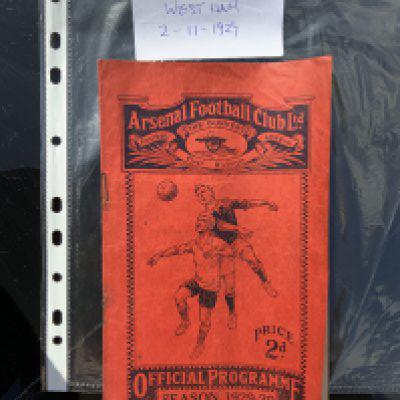 1929 - 1930 Arsenal v West Ham Football Programme: Good condition league match dated 2 11 1929. No team changes. Rusty staples making pages loose but not rotting paper. Pencilled score and half times.