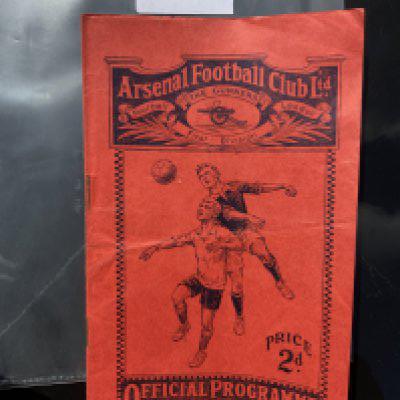 1929 - 1930 Arsenal v Middlesbrough Abandoned Football Programme: Good condition league match dated 16 11 1929. No team changes. Game abandoned after 52 minutes play written to team page.