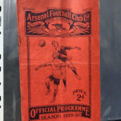 1929 - 1930 Arsenal v Middlesbrough Football Programme: Good condition league match dated 27 11 1929. Pencilled team changes. Rusty staples holding firm. Fold.
