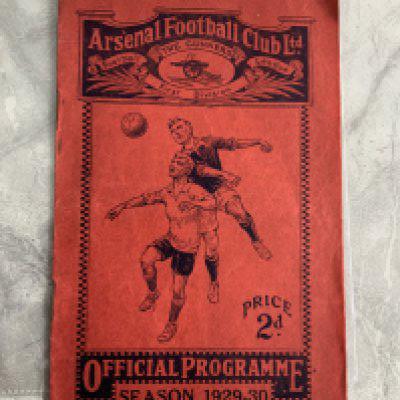 1929 - 1930 Arsenal v Portsmouth Football Programme: Good condition league match dated 26 12 1929. Pencilled team changes. Rusty staples holding firm.