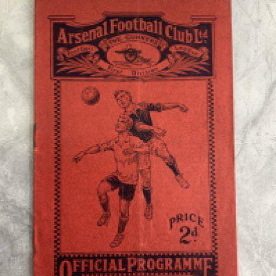 1929 - 1930 Arsenal v Leicester City Football Programme: Excellent condition league match dated 18 4 1930. No team changes. Rusty staples holding firm.