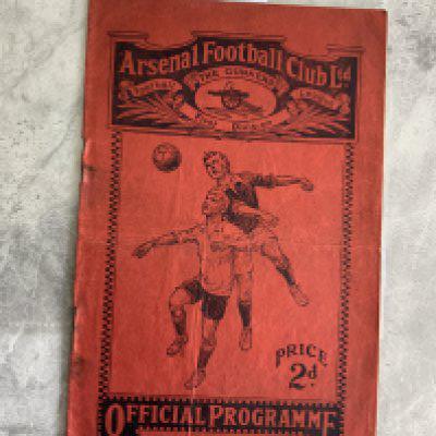 1929 - 1930 Arsenal v Sunderland Football Programme: Good condition league match dated 28 4 1930. No team changes. Rusty staples holding firm. Score and scorers noted in pencil.