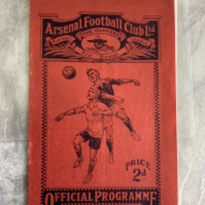 1929 - 1930 Arsenal v Aston Villa Football Programme: Excellent condition league match dated 3 5 1930. Team changes. Insert included of the FA Cup winning team with cup.