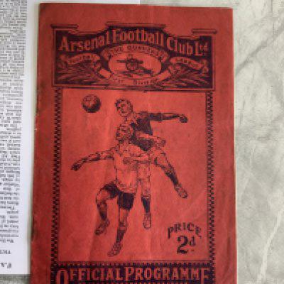 1931 Amateur Cup Final Football Programme: Hayes v Wycombe Wanderers. Good condition played at Arsenal dated 11 4 1931. No team changes but score to team page. Rusty staples holding firm.