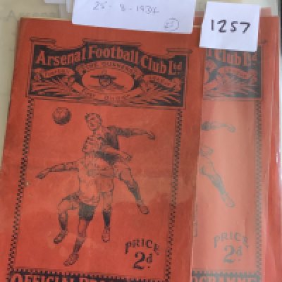 Arsenal 1934 - 1935 Reserve Football Programmes: Very good condition home programmes. Includes QPR Fulham Northampton Luton Brentford Crystal Palace Brighton Leicester Charlton Southend Swansea Millwall Chelsea and Tottenham. Single sheets v West Ham and Portsmouth. Please note 11 programmes have punch holes. (22)
