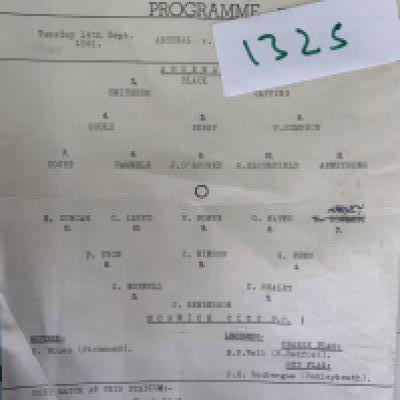 Arsenal 61/62 Reserves + Youth Football Programmes: Probable complete set of 18 Football Combination programmes plus 4 LFA Cup including final. Sheets include 4 Youth Cup, SE Counties final v Tottenham, Metropolitan games x 4 including final v St Neots, London Minor X1, SJC and London Minor Cup v Bexleyheath. C/W Islington v Tottenham + Peterborough double schools programme. Some rare programmes. (35)