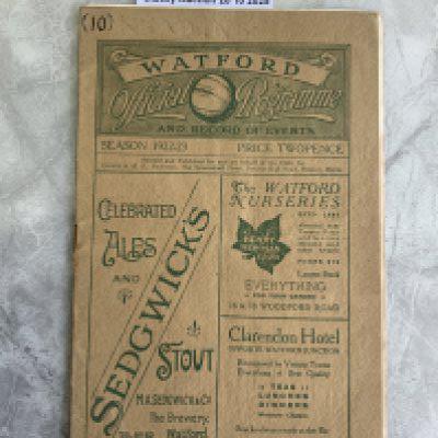 1922 - 1923 Watford v Reading Football Programme: 2nd Division match in fair/good condition with no team changes. Number written to cover and scorers noted to team page. Light staining to borders inside.