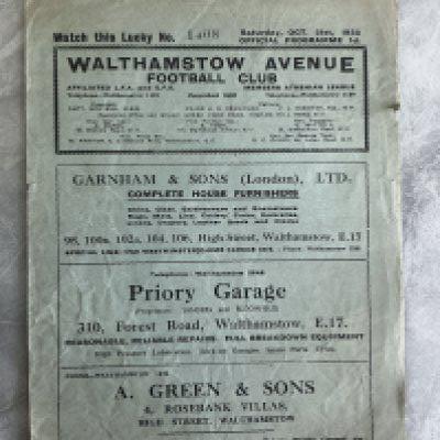 33/34 Walthamstow Avenue v Leyton Football Programme: Athenian League match in good condition with no team changes. Tiny tear to border. Walthamstow were champions this season.