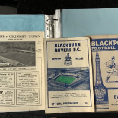 1950s Football Programme Folder: Home teams beginning with the letter B to P. Includes at least one of Bristol City Blackpool Chesterfield Darlington Derby Gillingham Luton Newcastle Notts County and many others. Mainly mid to late 50s in good condition. (est 80)