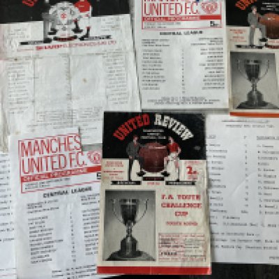 Manchester United Football Programmes: Home youth matches v 58/59 Everton, 59/60 Middlesbrough, 92/93 York with Savage Beckham Scholes Neville. Away sheets v 85/86 Hull reserves and 89/90 Crewe A in the Lancashire League. Mainly good. (9)