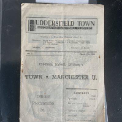 47/48 Huddersfield Town v Manchester United Football Programme: Good condition 1st Division programme with light fold. No team changes. Rusty staple holding firm.