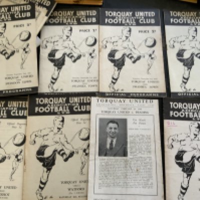 Torquay United 1950s + 1960s Home Football Programmes: Fantastic lot to include 60/61 Plymouth League Cup postponed 26 10 1960, Grimsby postponed and played match. 8 from the 40s, 38/39 Cardiff 4 pager with faults, 50/51 Port Vale, 52/53 x 2, 53/54 x 7 and a further 91 from mid 50s to 59/60. C/W over 50 from the 60s plus some early 70s. Fair/good with duplication. (est 180)